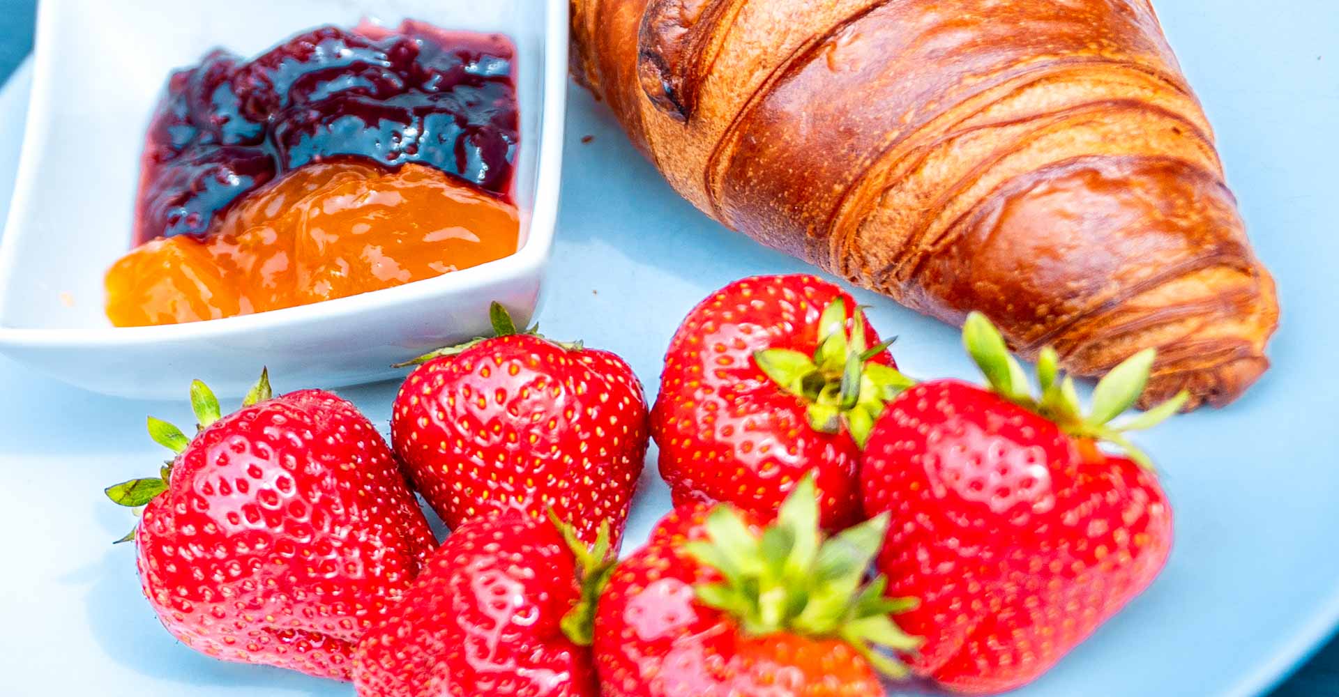 Dezerty a ovoce k růžovému vínu